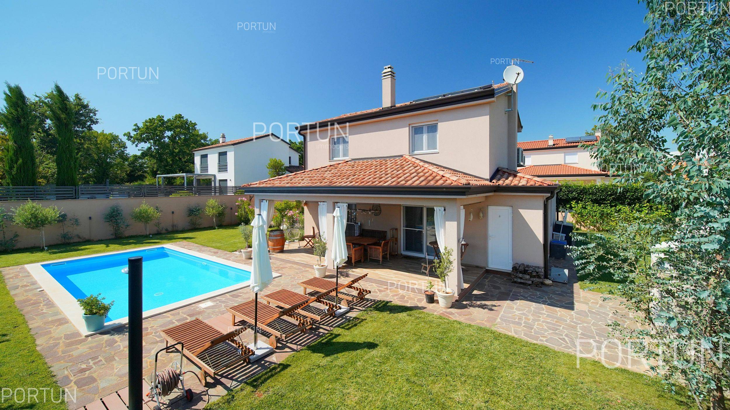 Three bedroom house with pool in the surrounding of Rovinj 01