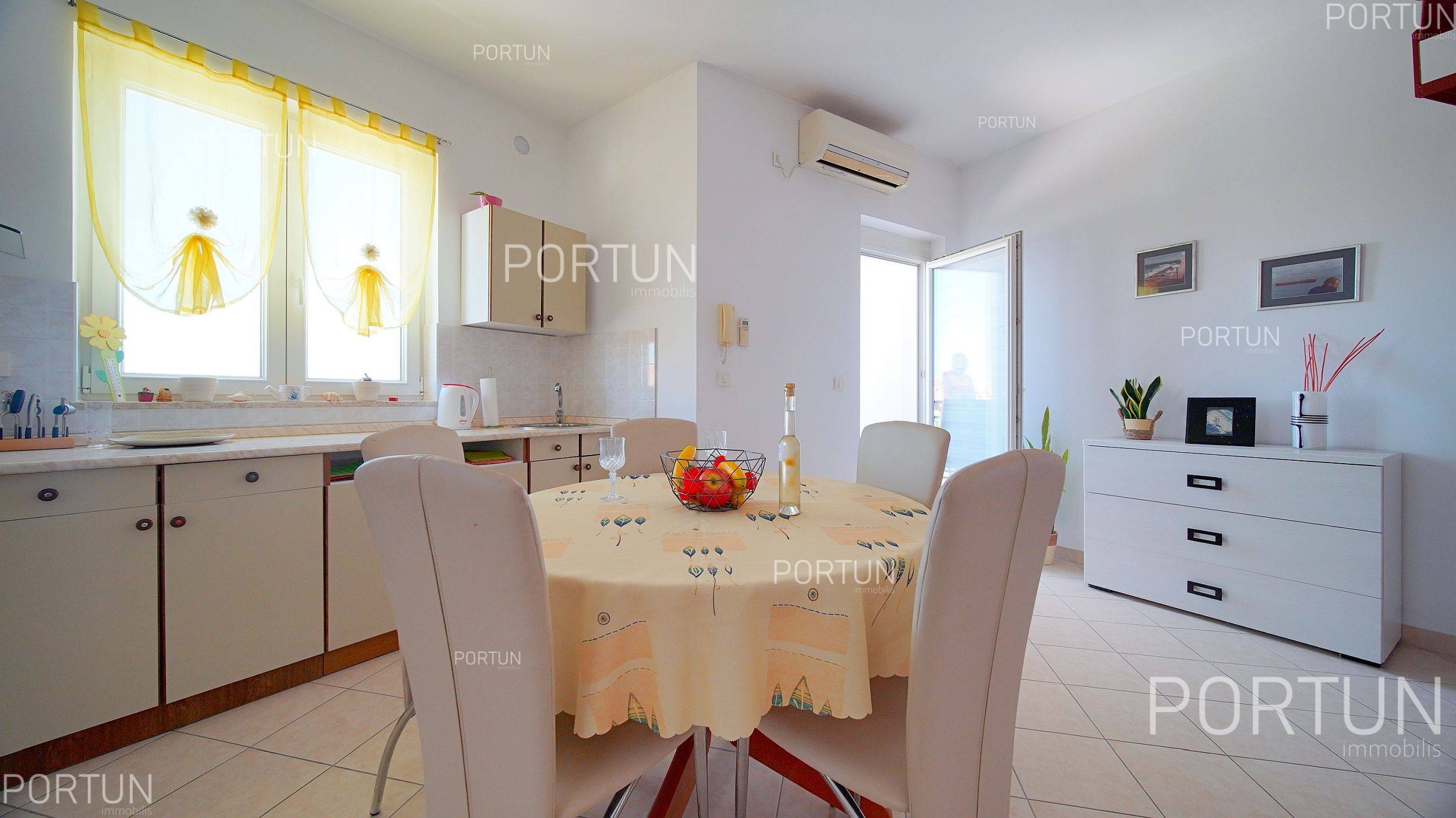 Spacious apartment close to the center 10696 01