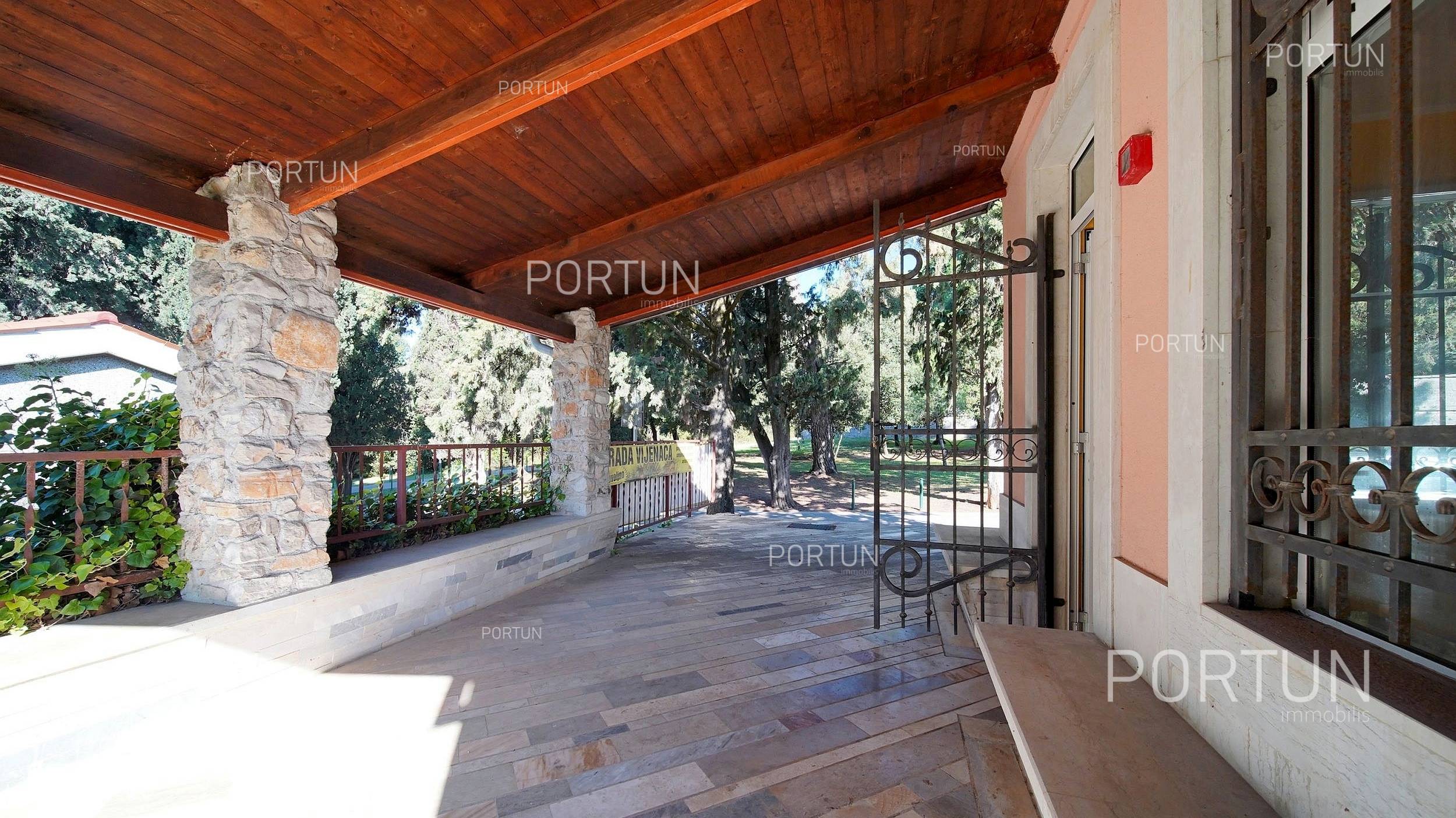 Poslovni prostor na prodaju Rovinj - 30033 - 01