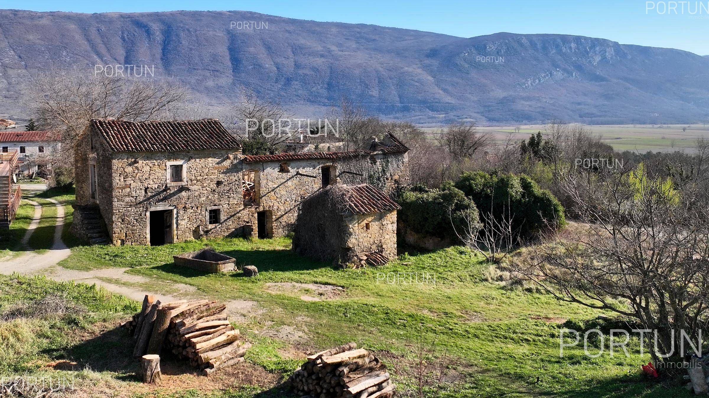 Old stone house in Istria K0983 001